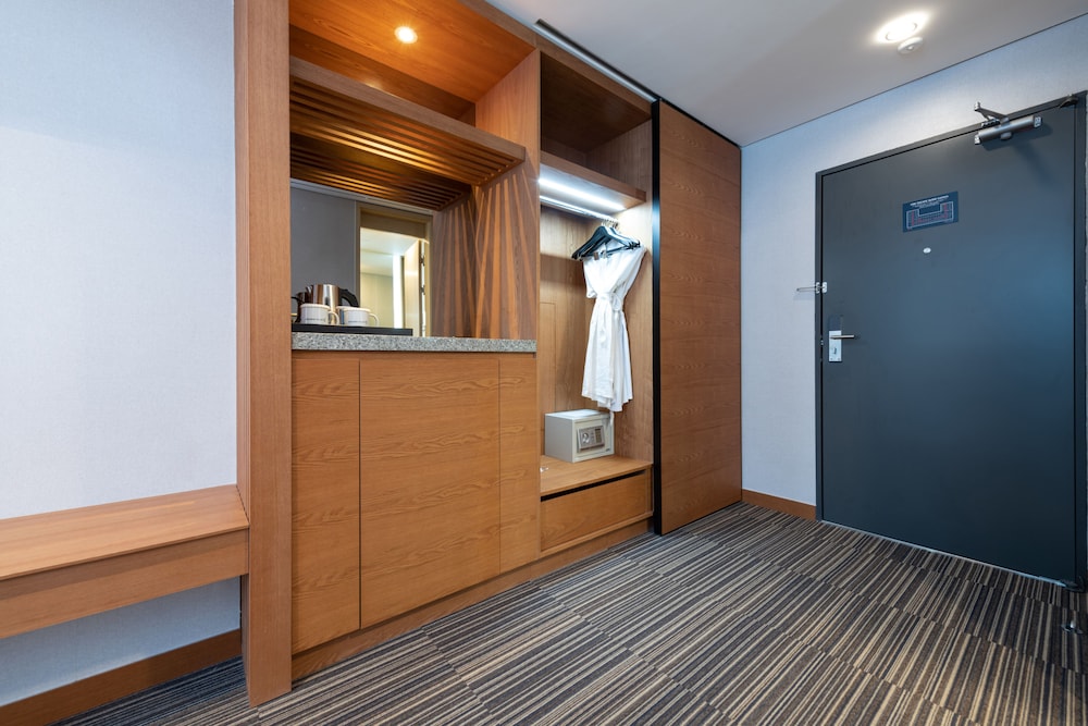 Golden Tulip Incheon Airport Hotel and Suites 41/63