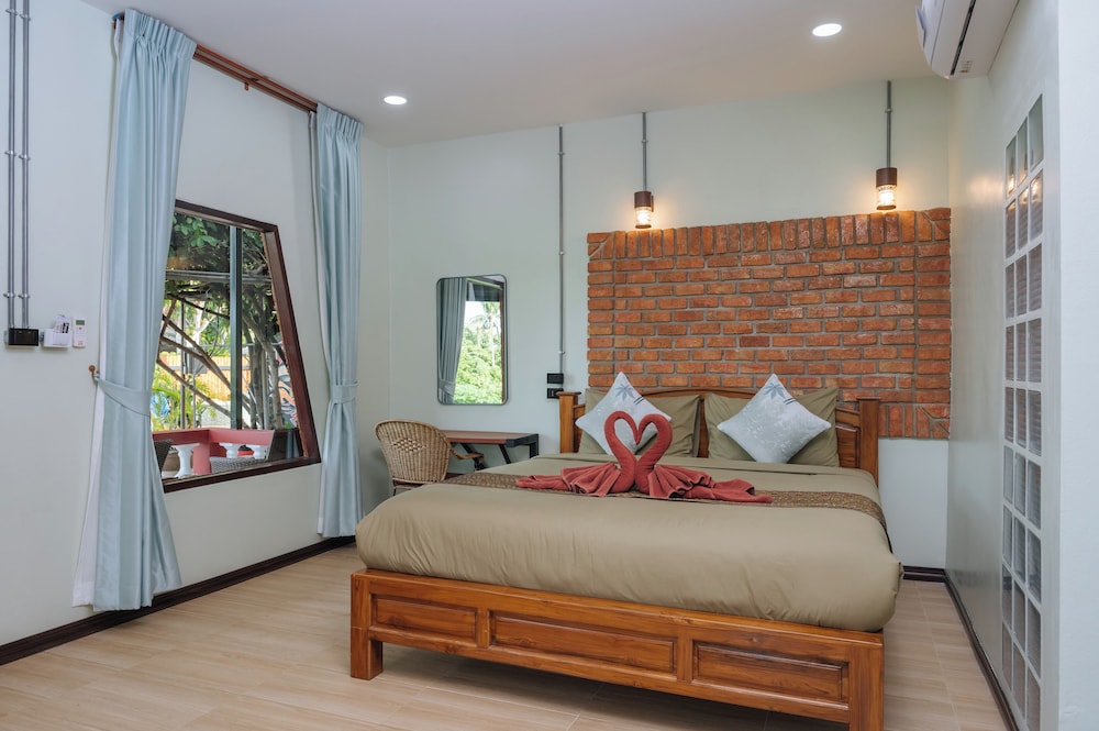 STANDARD, KING BED, POOL VIEW