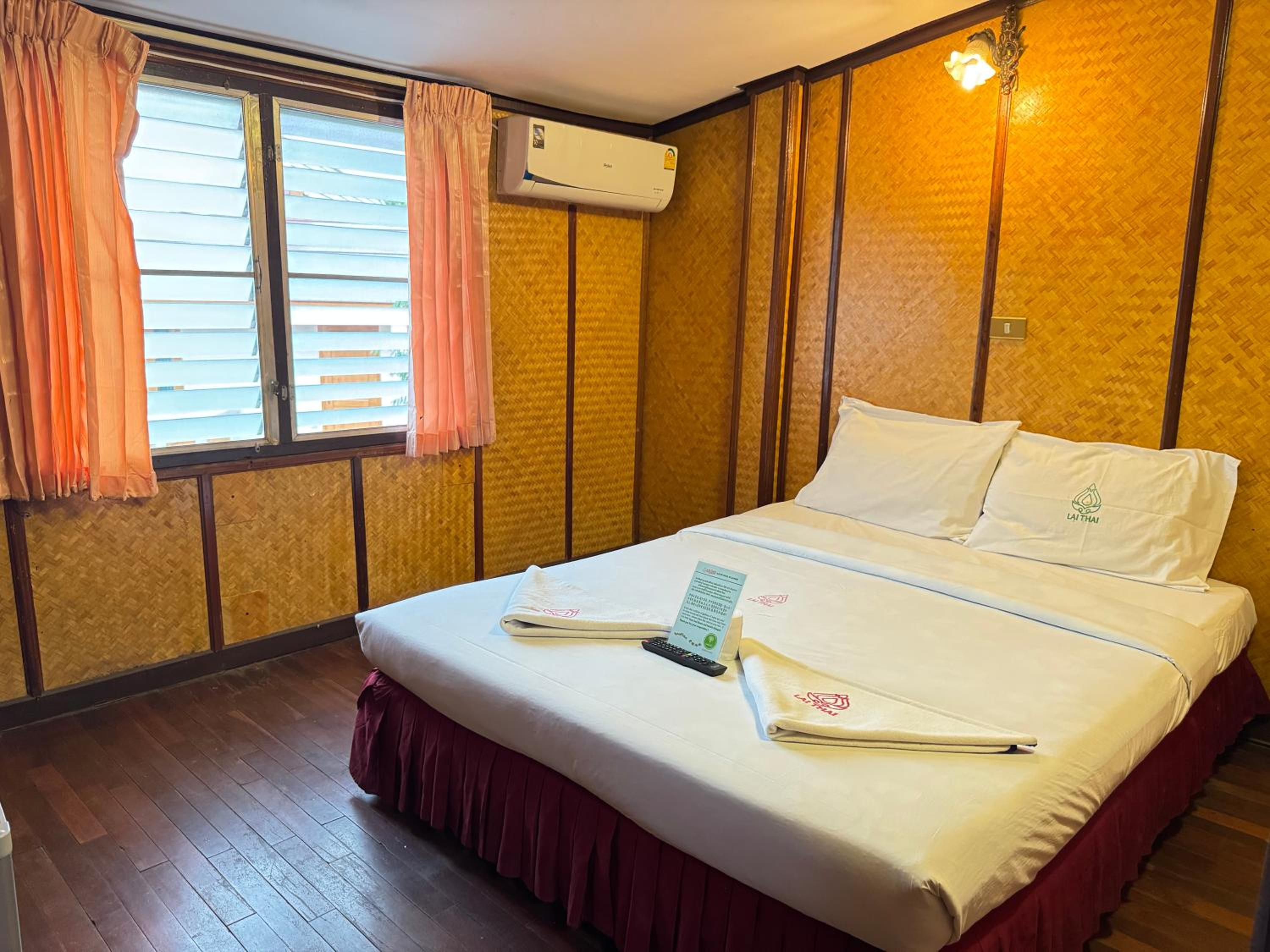 ROOM, DOUBLE BED, SHARED BATHROOM
