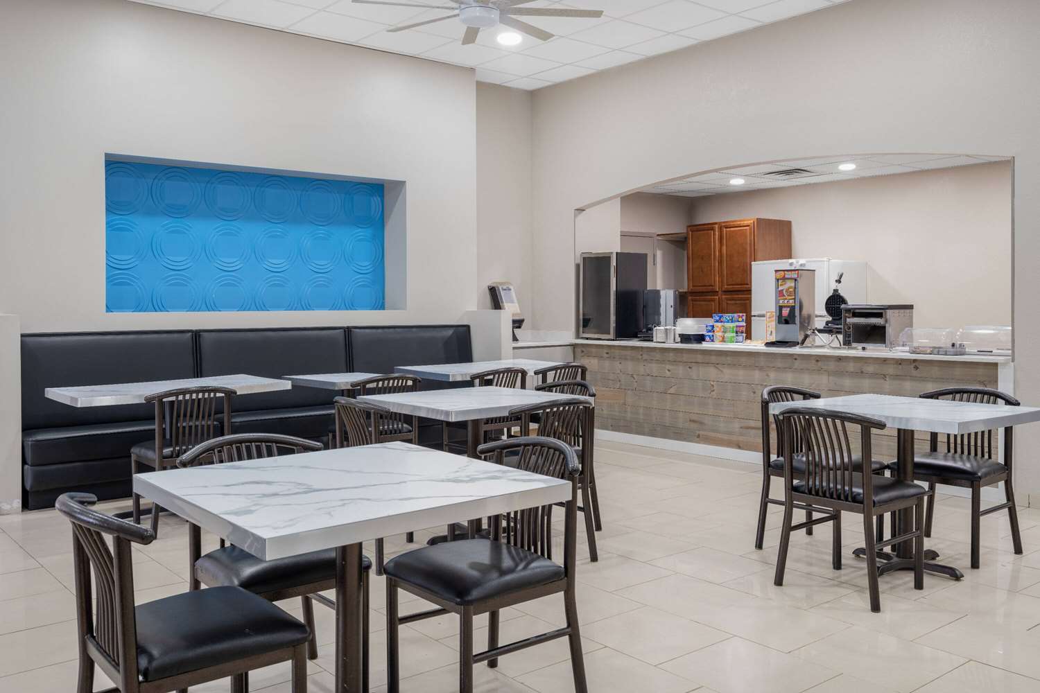 Days Inn and Suites By Wyndham Niagara Falls/Buffalo 30/40