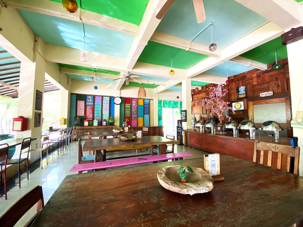 Avery Coconut Island Hotel and Beach Resort 28/47