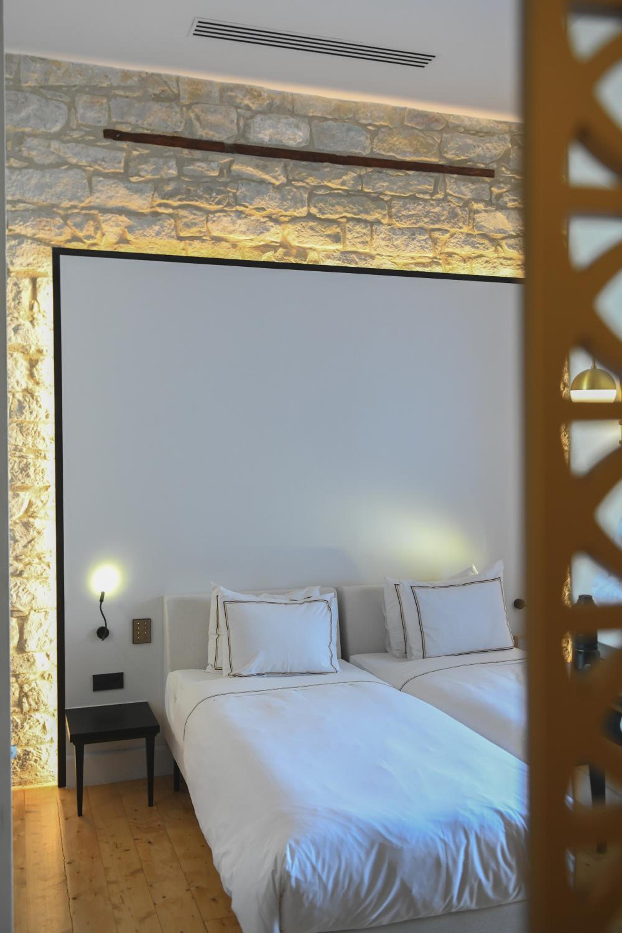 SUPERIOR, DOUBLE OR TWIN BED