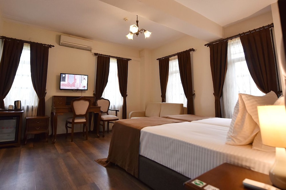 ROOM, QUADRUPLE, GARDEN VIEW