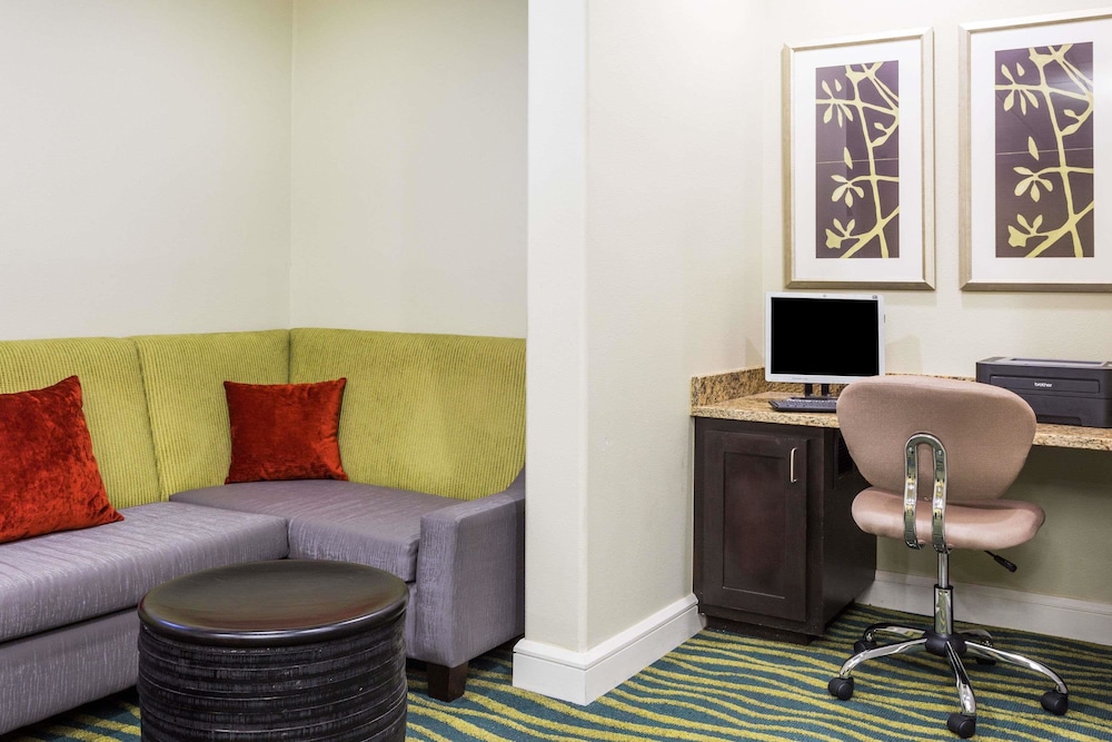 Days Inn by Wyndham Adel I-75 25/38