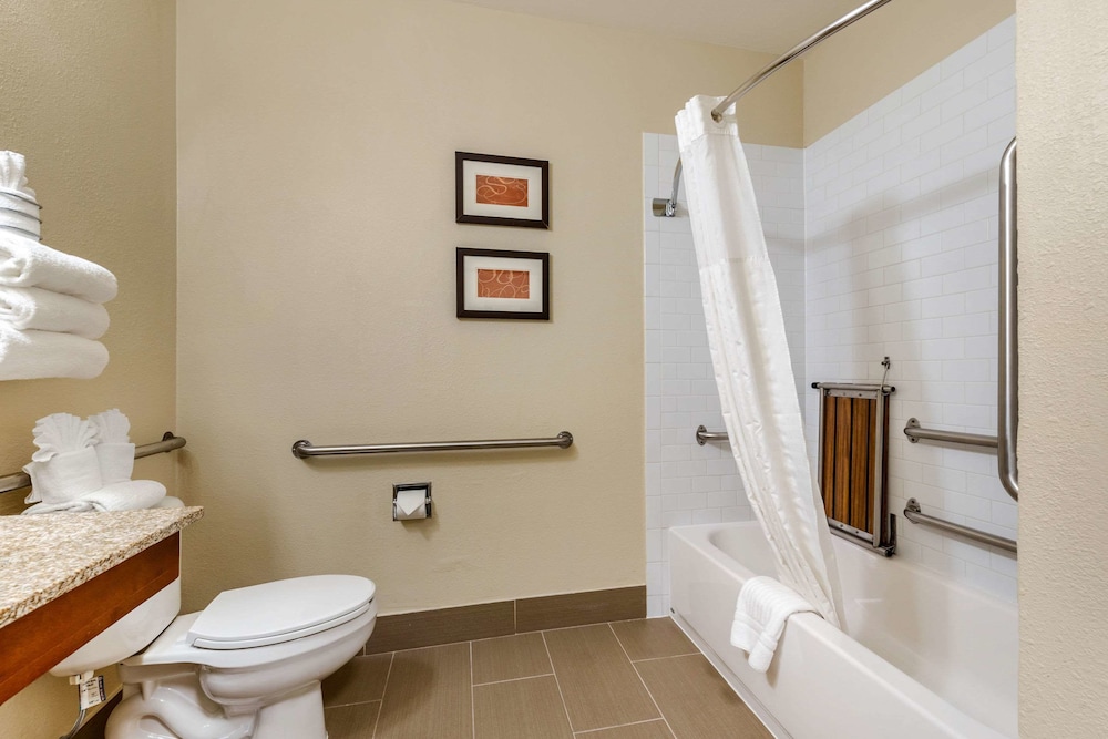 Comfort Suites Fort Collins Near University 10/35