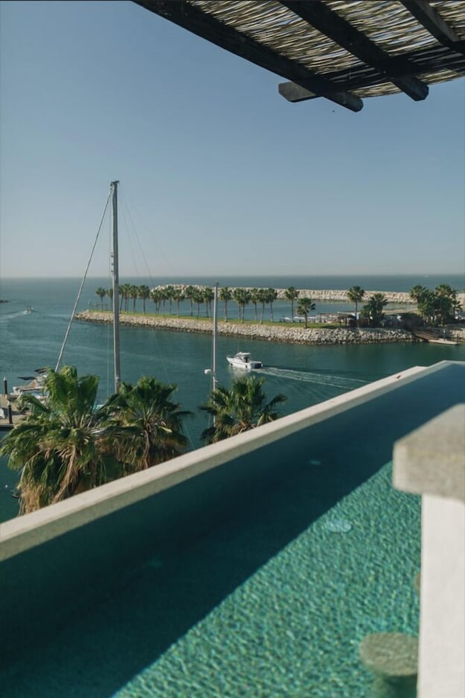 El Ganzo Hotel 74/76