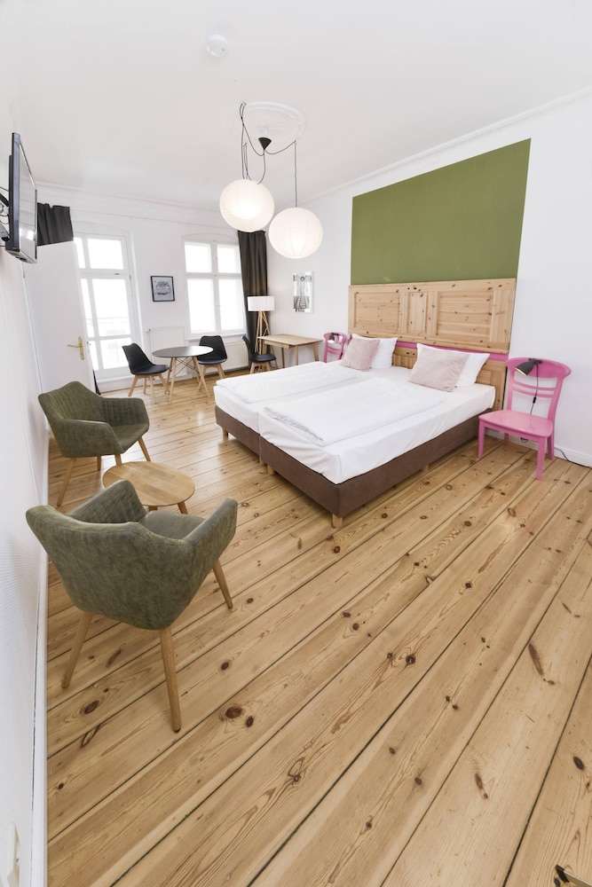 Studio, Twin Beds, Old Town Apartments Schonhauser Allee Berlin 5/9