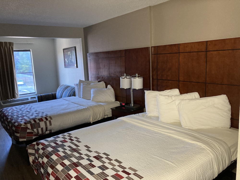 Red Roof Inn & Suites Fayetteville - Fort Bragg 10/27