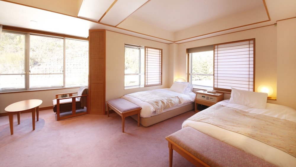 Shimobe Hotel 13/67