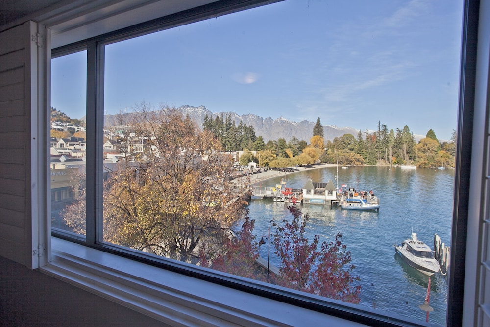 Absoloot Queenstown Backpackers 25/50