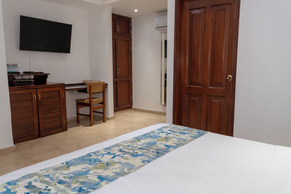 Coral Reef Hotel 32/58