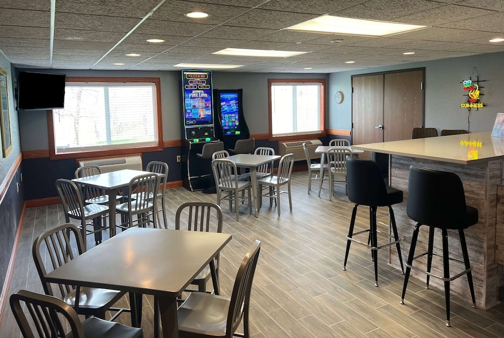 Americinn By Wyndham Manitowoc 23/26