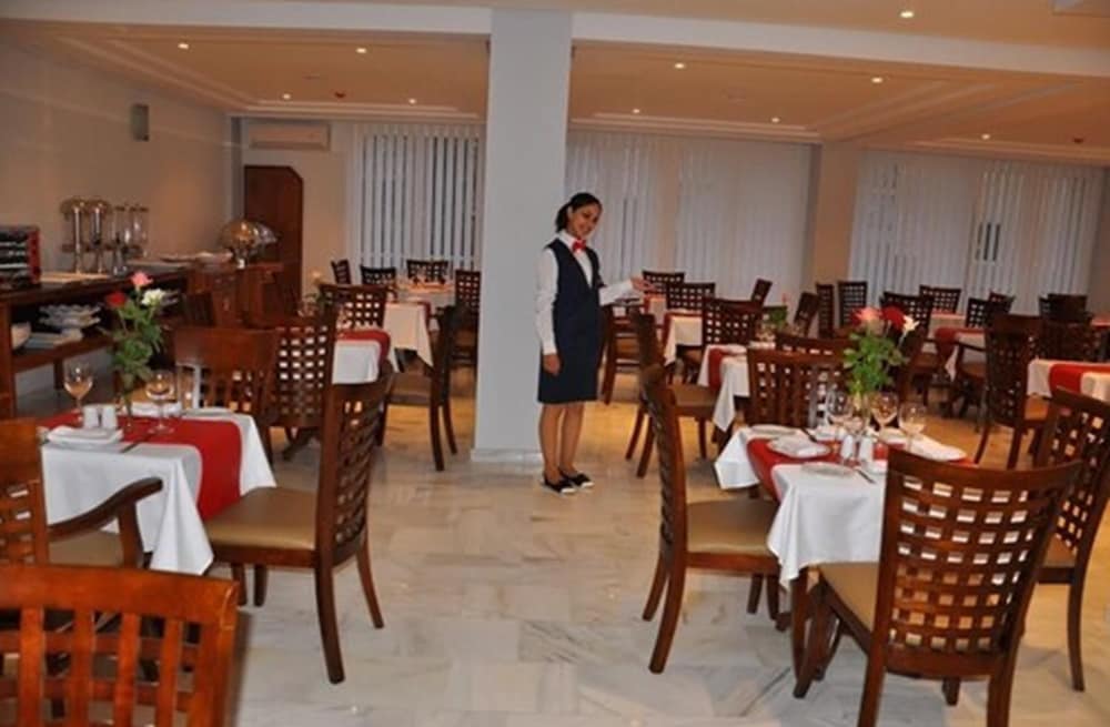 HOTEL ACROSS FEZ 15/18