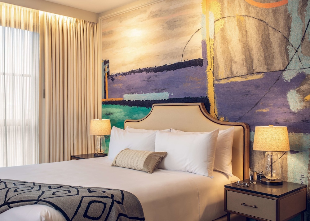 DELUXE, KING BED