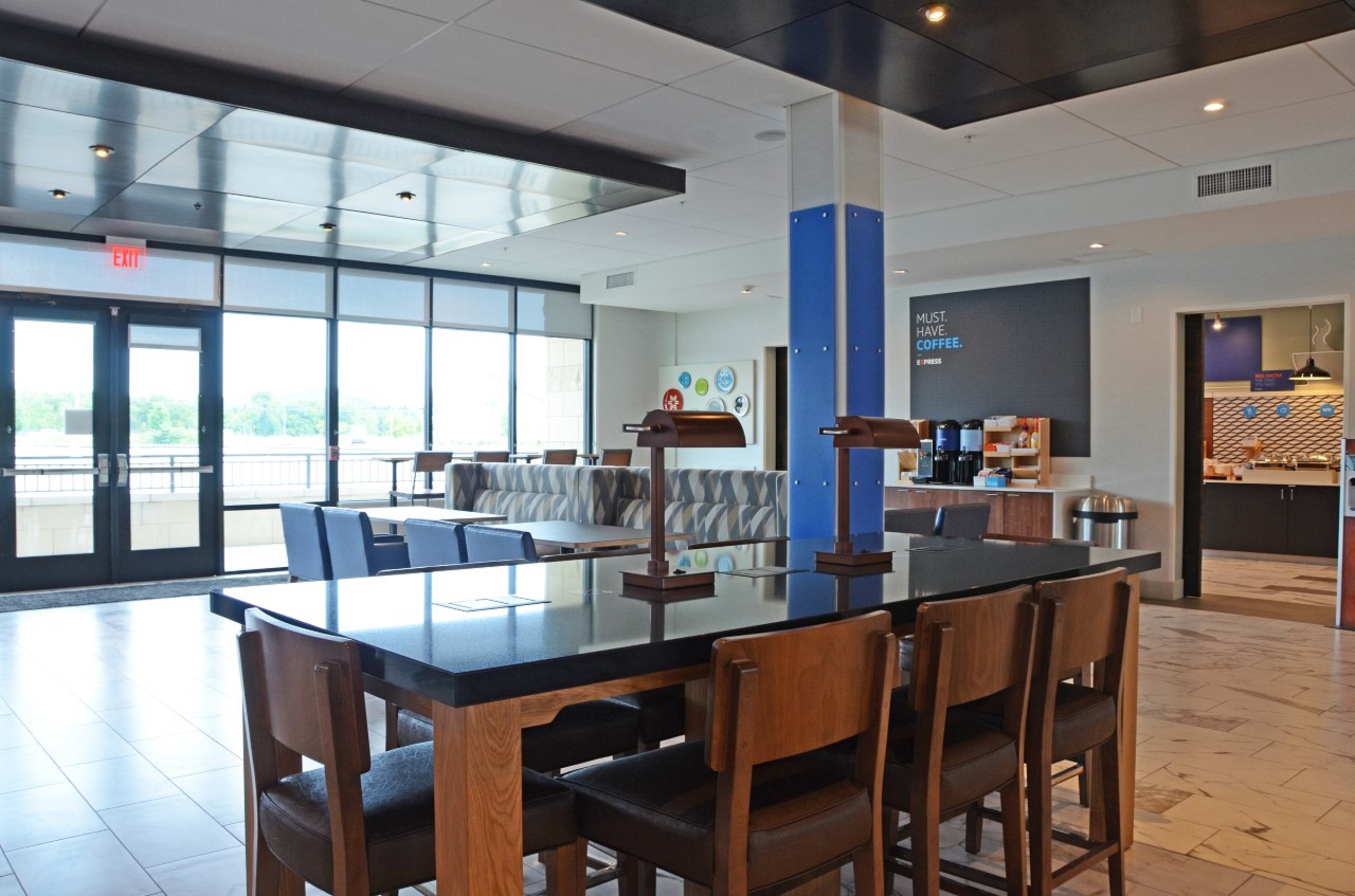 Holiday Inn Express & Suites Franklin - Berry Farms 55/77