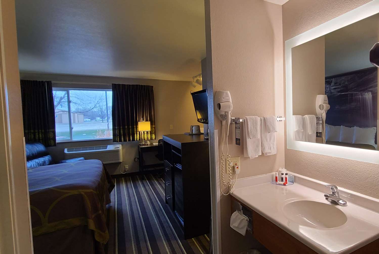 Super 8 By Wyndham Brookings 10/12