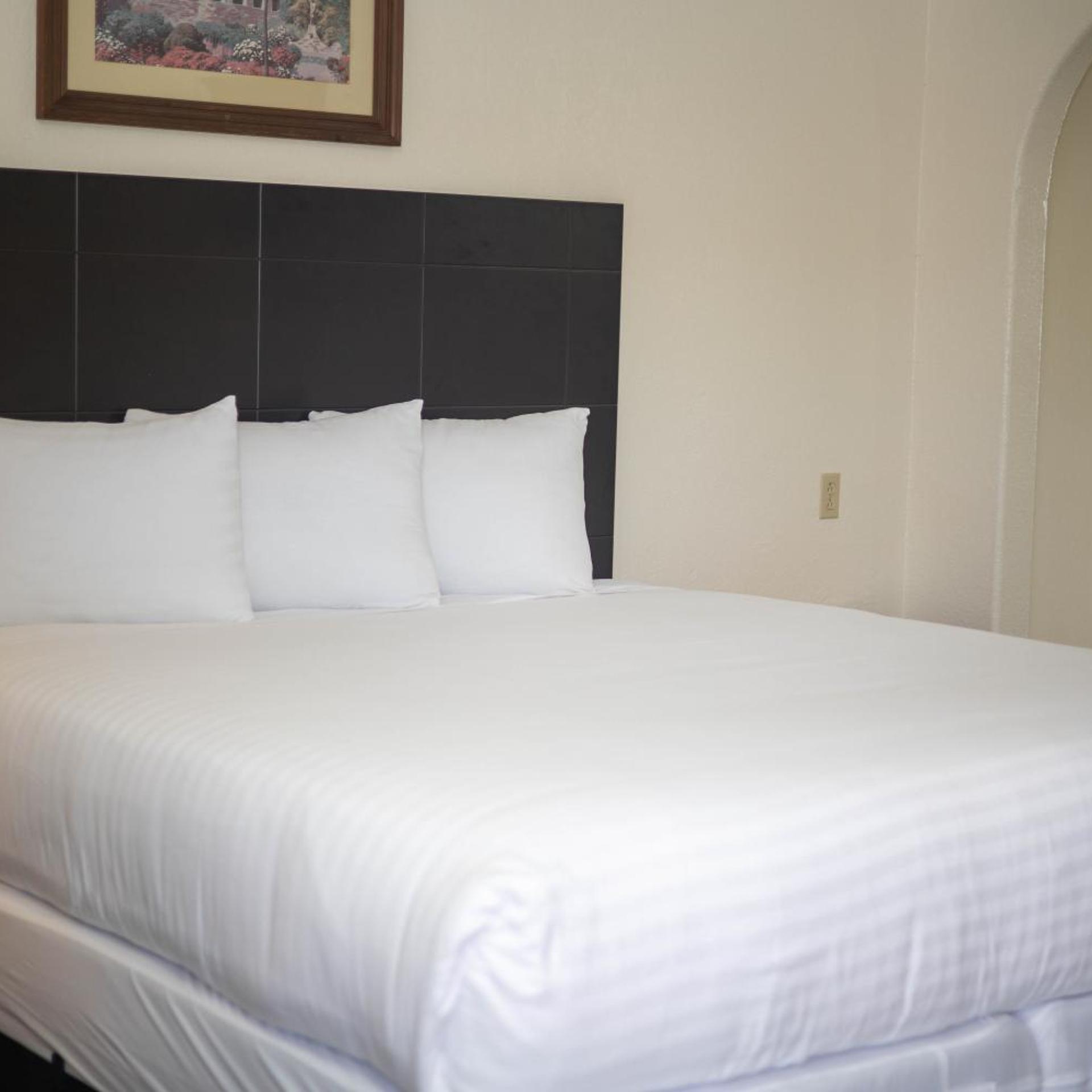 Deluxe Inn 13/25