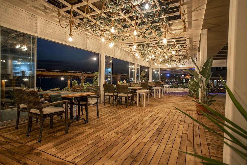 SIDE BEACH CLUB 24/33