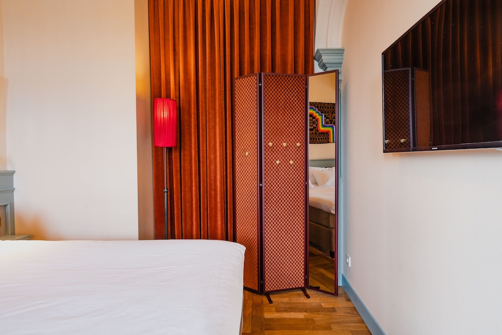 Honeymoon, Suite, King Bed, Hotel Mercier 3/10