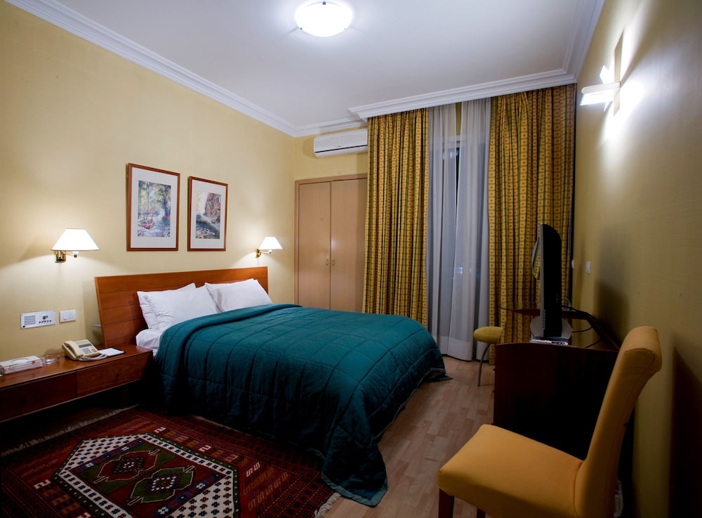 Lahoya Homes, Beirut 8/50