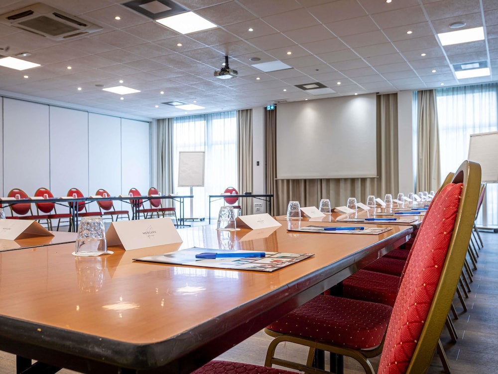 Hotel Mercure Paris Le Bourget 67/74