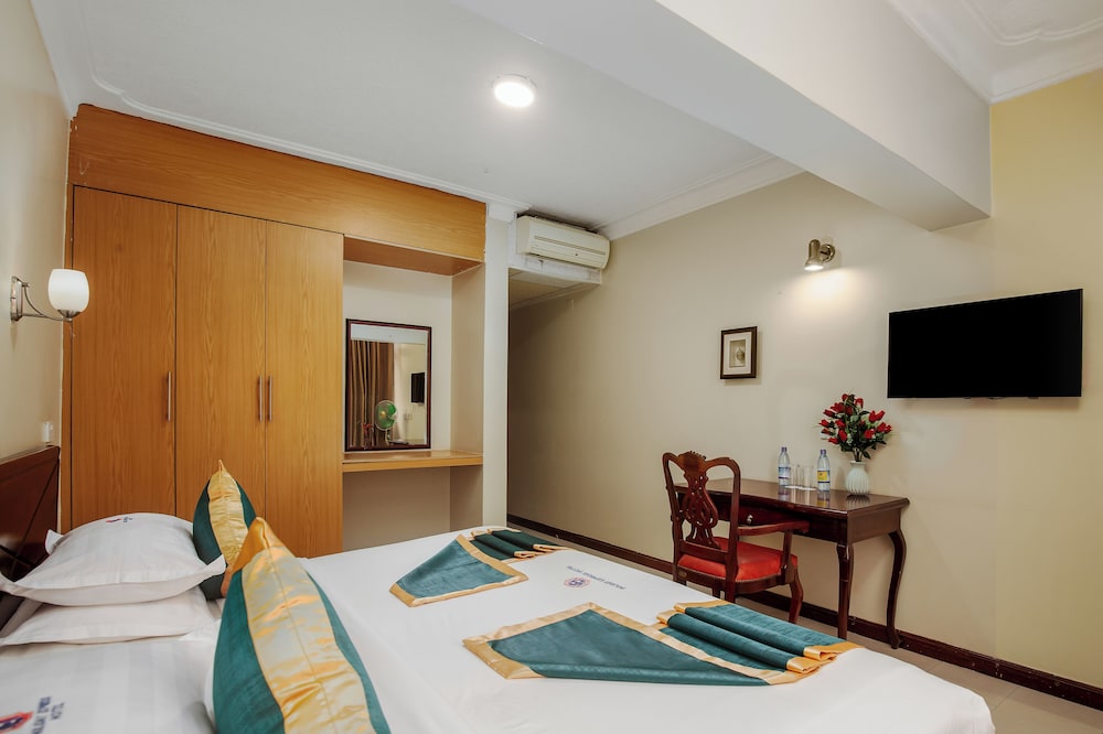 Holiday Express Hotel 54/74