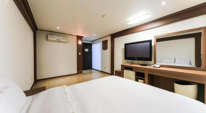 Hotel Orange 12/75