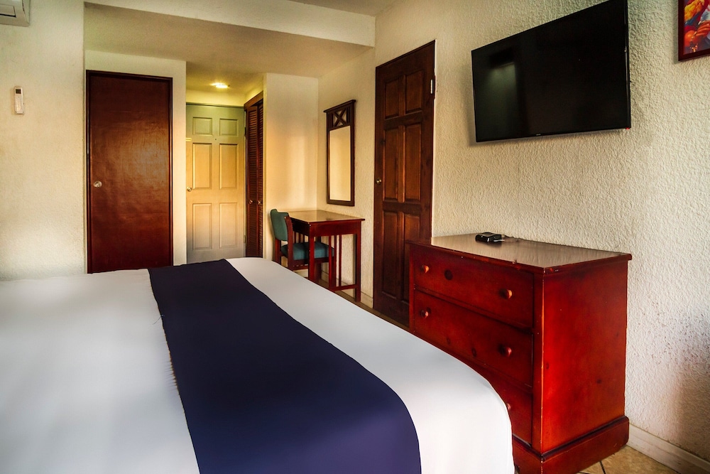 Hotel Costa Ensenada 44/68