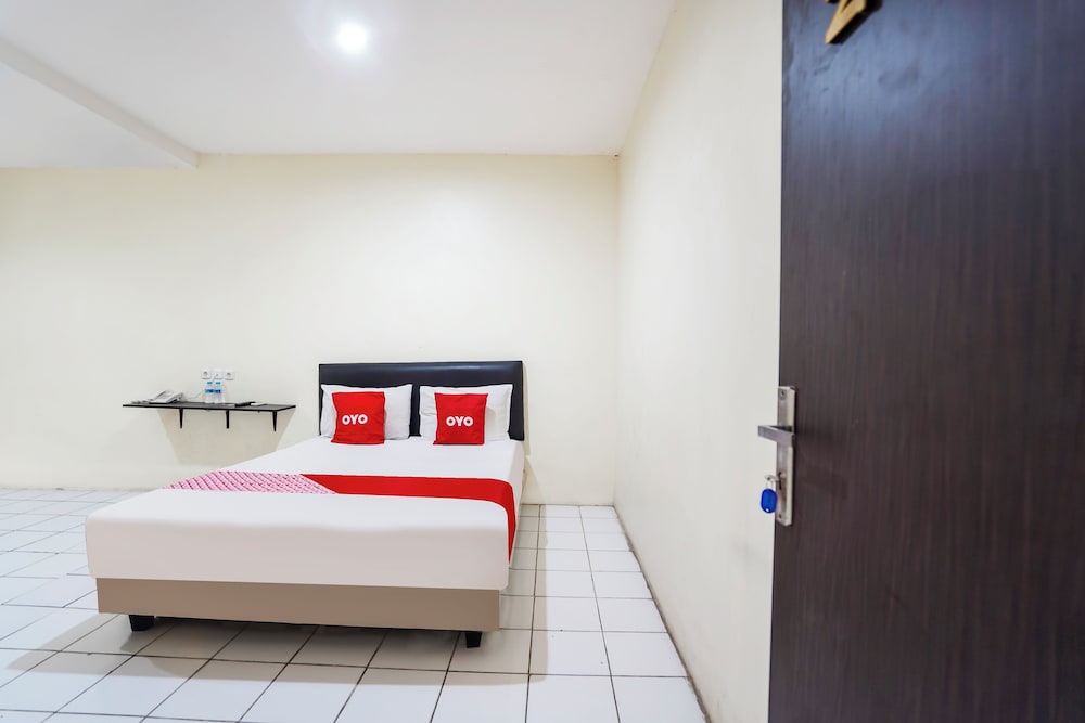 RedDoorz Plus near Galaxy Mall 14/39