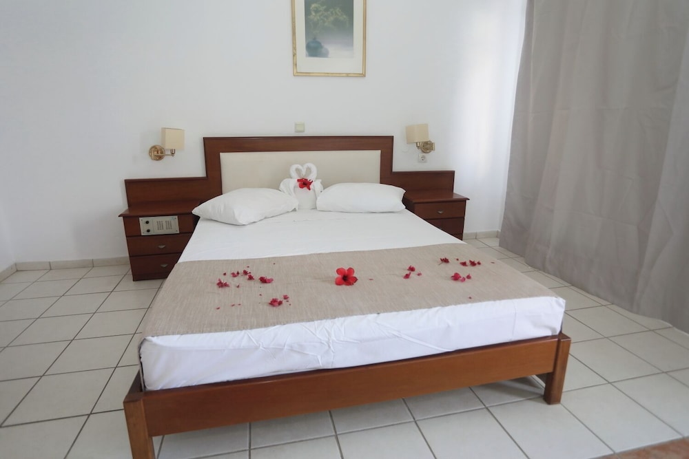 Economy, Queen Bed, Lateral Side Sea View، Maravel Star Art Hotel 2/10