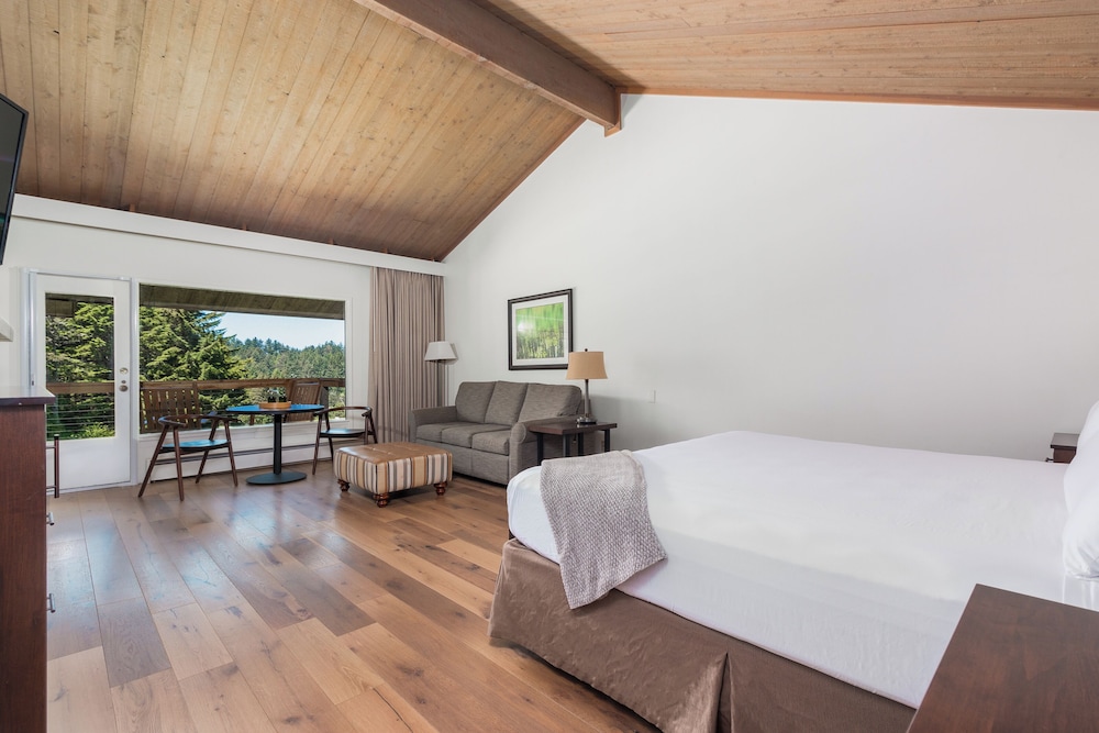 Deluxe, King Bed, Golf Course View, Sofa