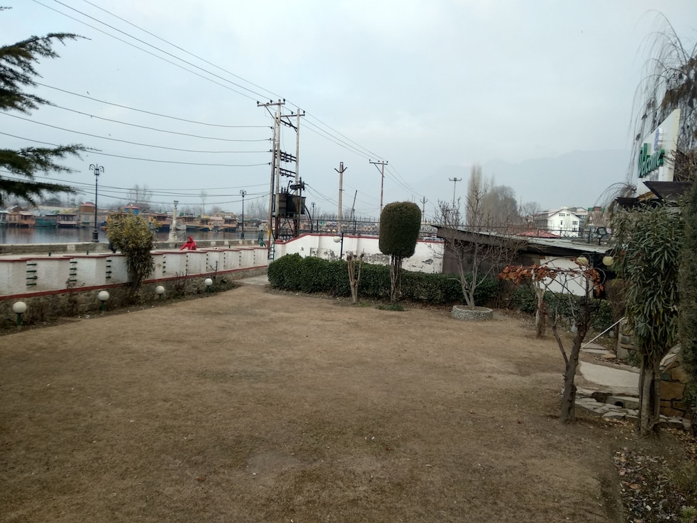 Welcome Hotel At Srinagar 40/50