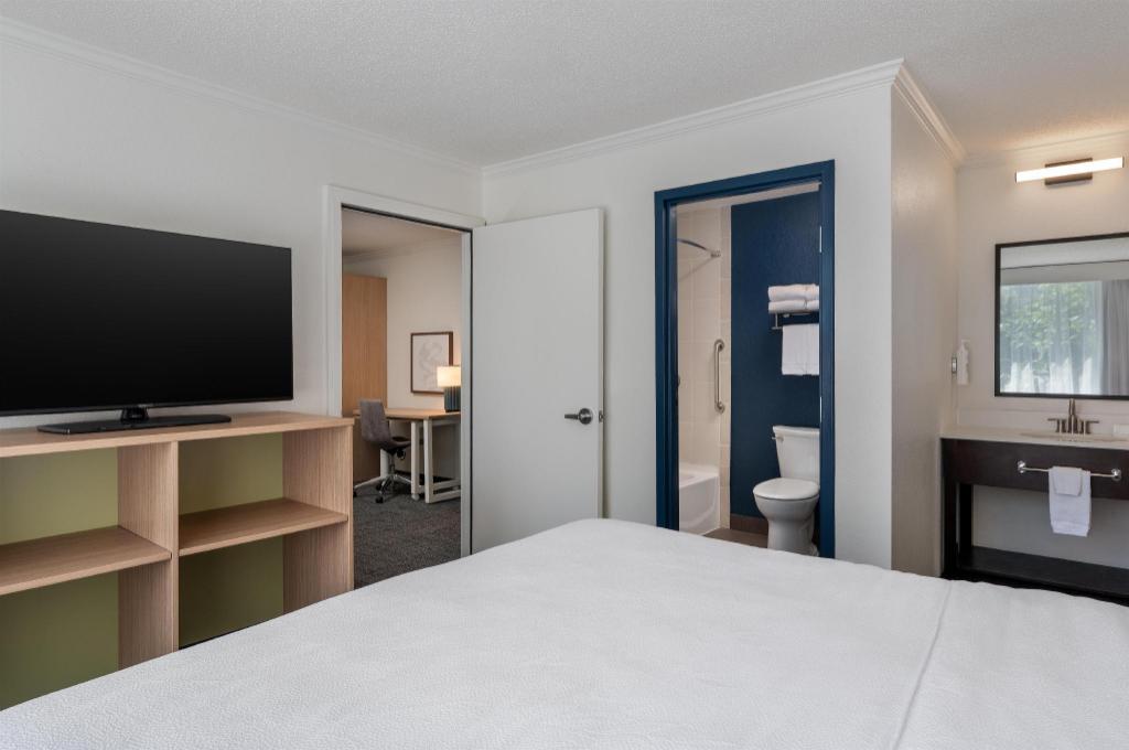 Suite, King Bed, Sofa, Accessible