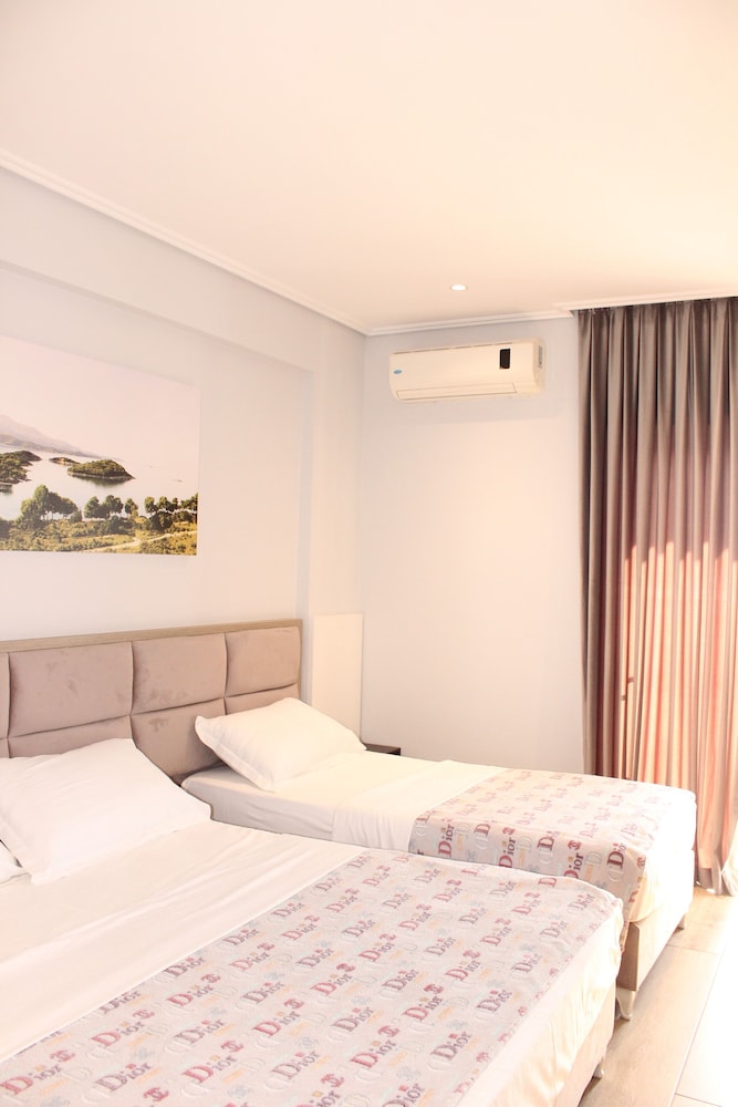 Deluxe, Quadruple, 1 Queen and 1 Single Bed, Sofa