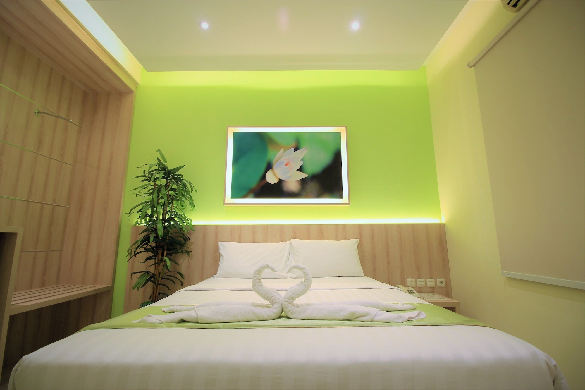 EXECUTIVE, QUEEN BED, BALCONY