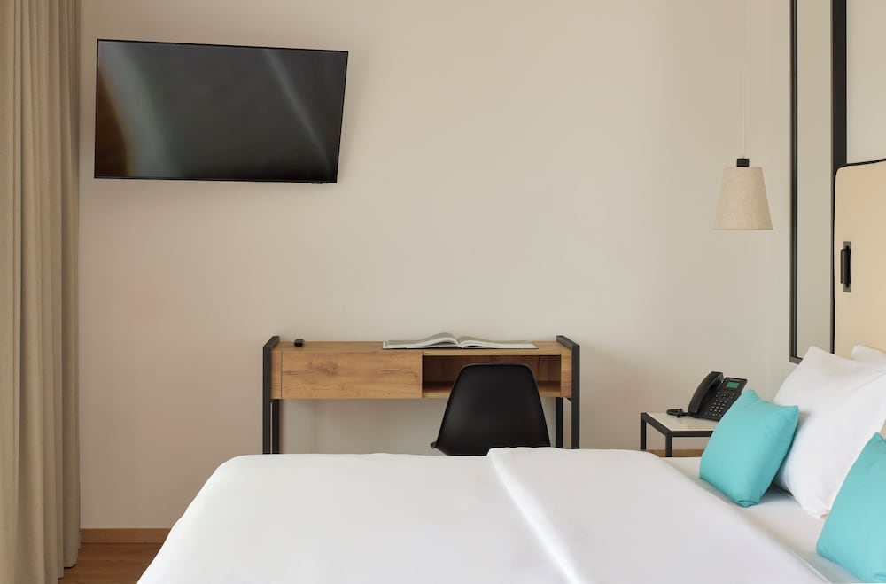 Sol, Queen Bed, Pool View, Sofa