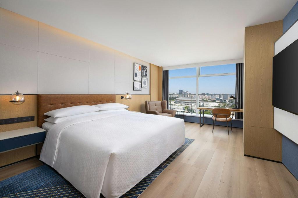Guest Room, King Bed, Stadium View