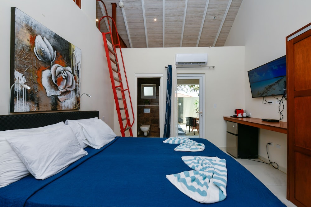 Pool, Suite, 1 King and 2 Queen Beds, Private Garden, Hot Tub, Xxl