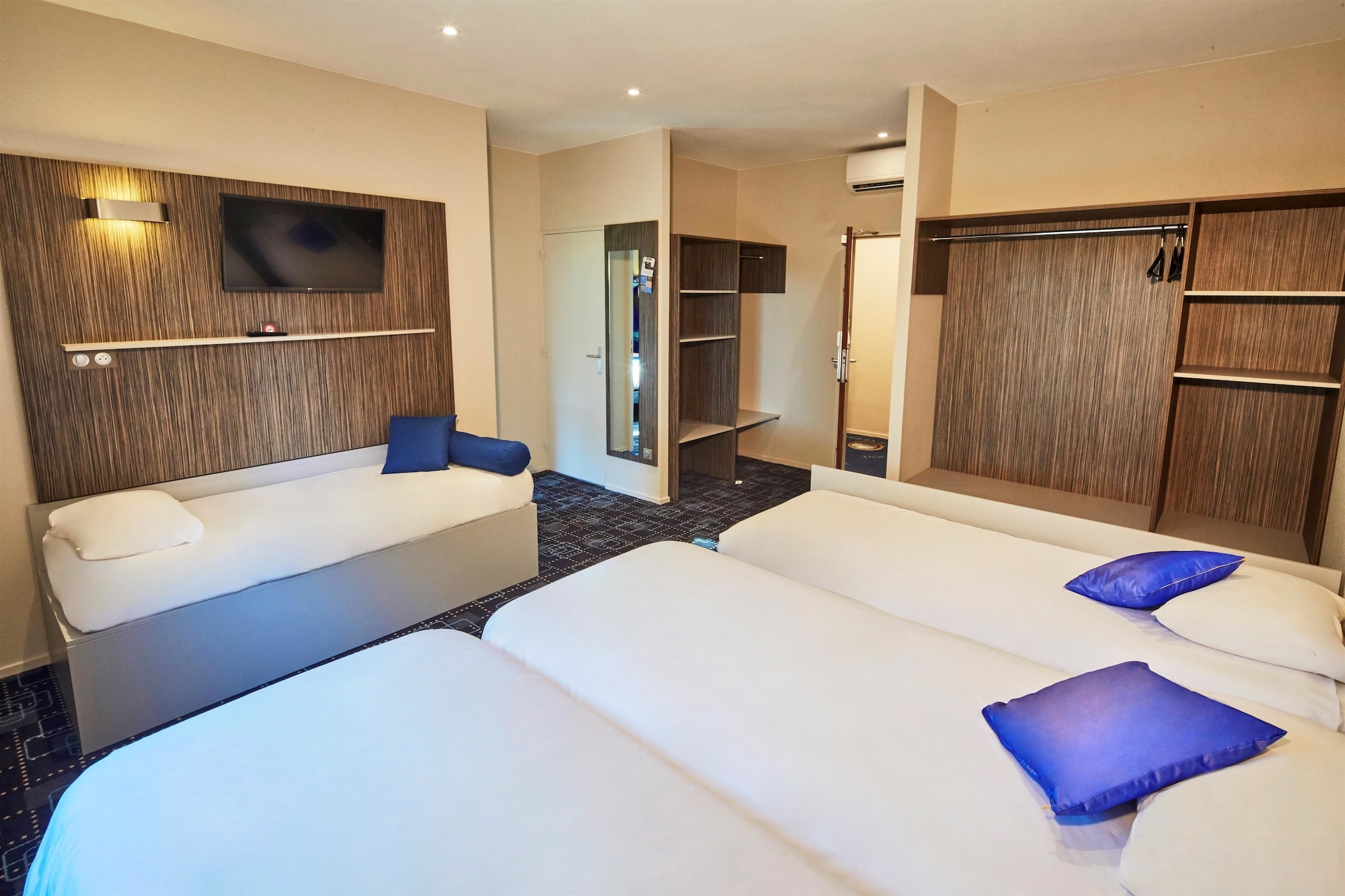2 Bedrooms, Superior, Suite, 4 Beds, 1 Double and 4 Single Beds