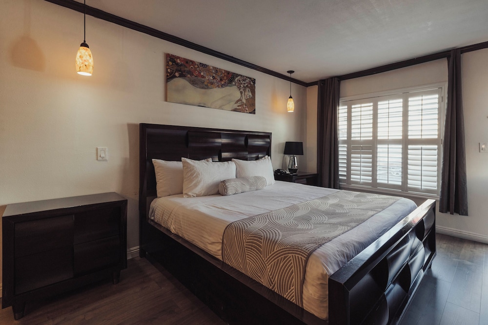ROMANTIC, SINGLE, KING BED, JETTED TUB