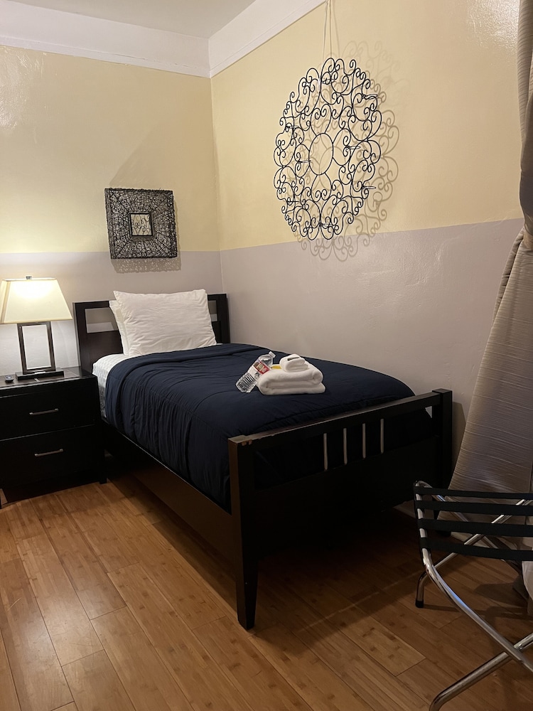 ROOM, SINGLE
