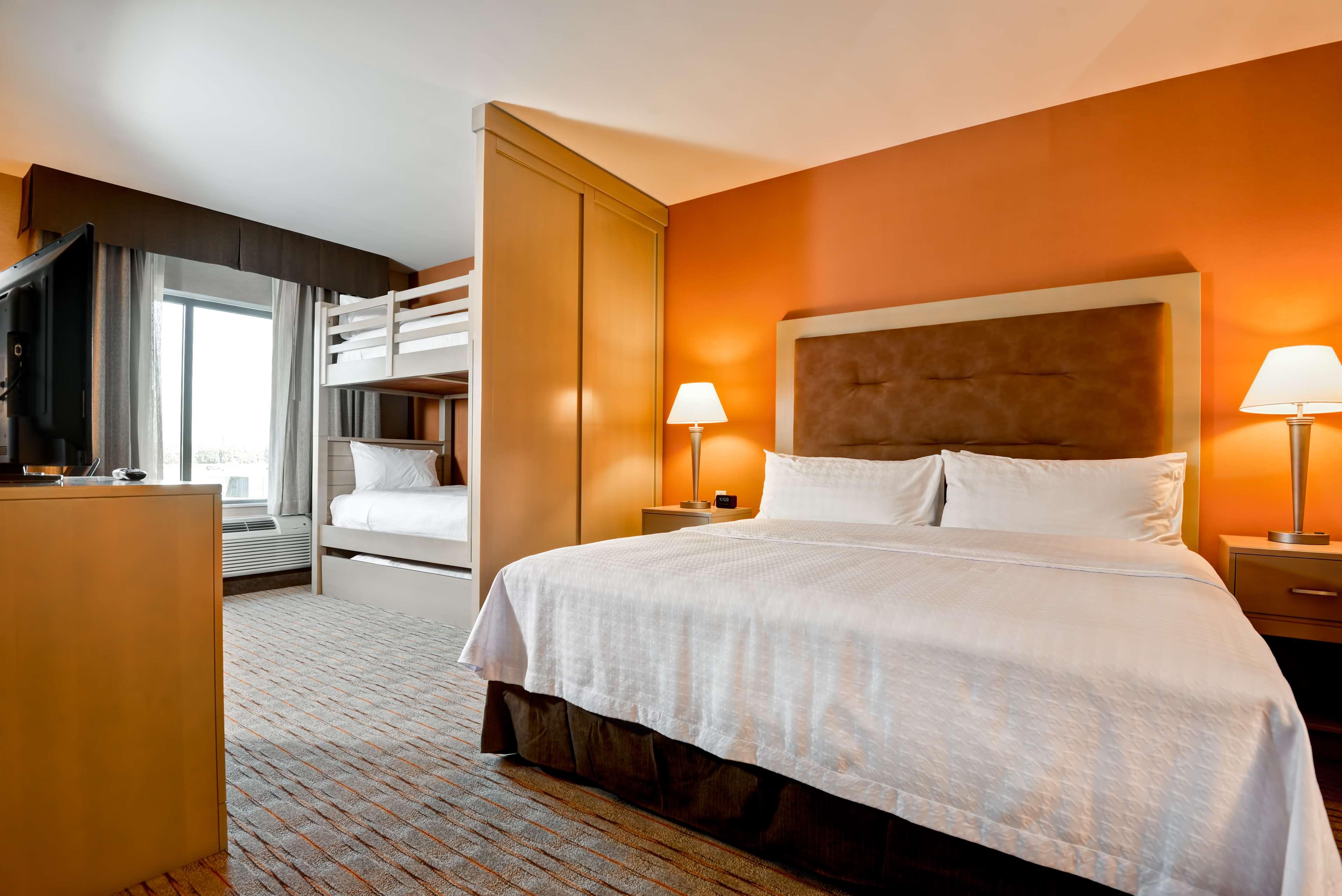 1 BEDROOM, FAMILY SUITE, KING BED, BUNK BEDS
