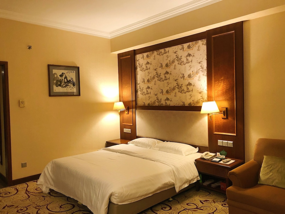 Gladden Hotel Fenggang 6/22