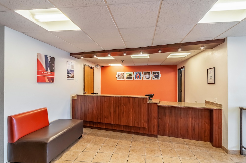 Motel6 Naperville, IL 7/44