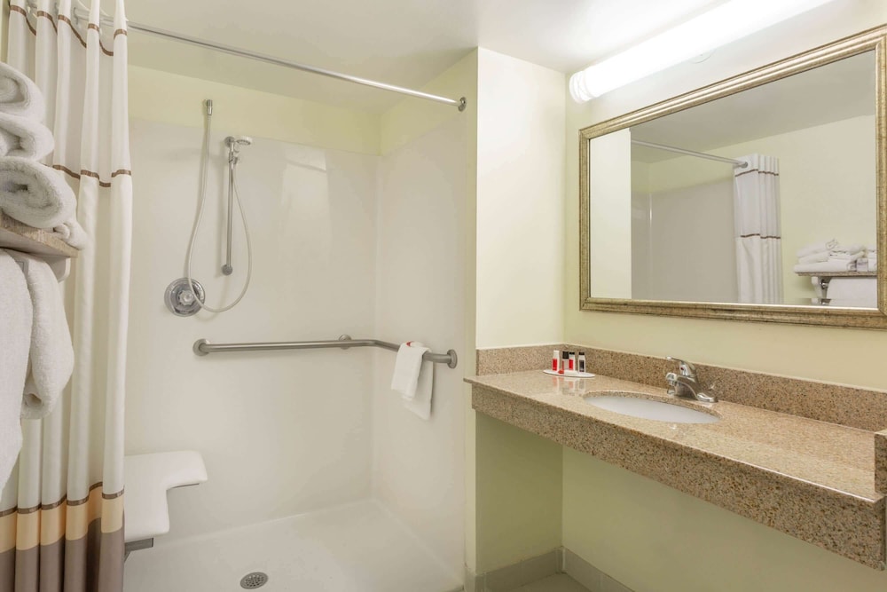Ramada Plaza by Wyndham Virginia Beach Oceanfront 49/50