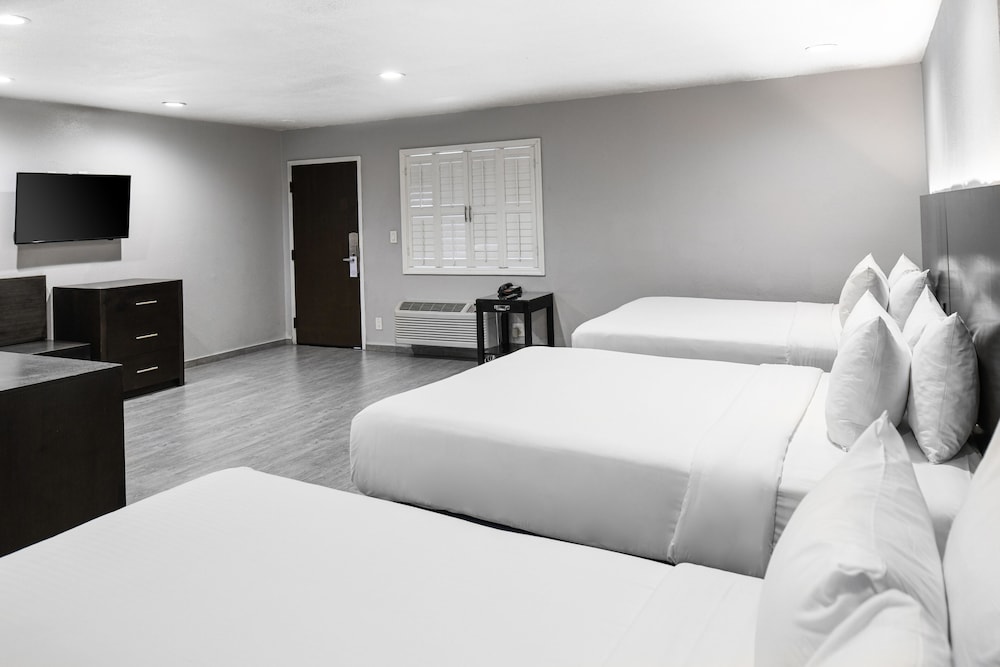 Hollywood Inn Express LAX 13/35