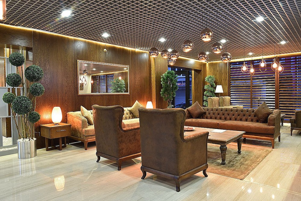 The Elegant Hotel 31/50