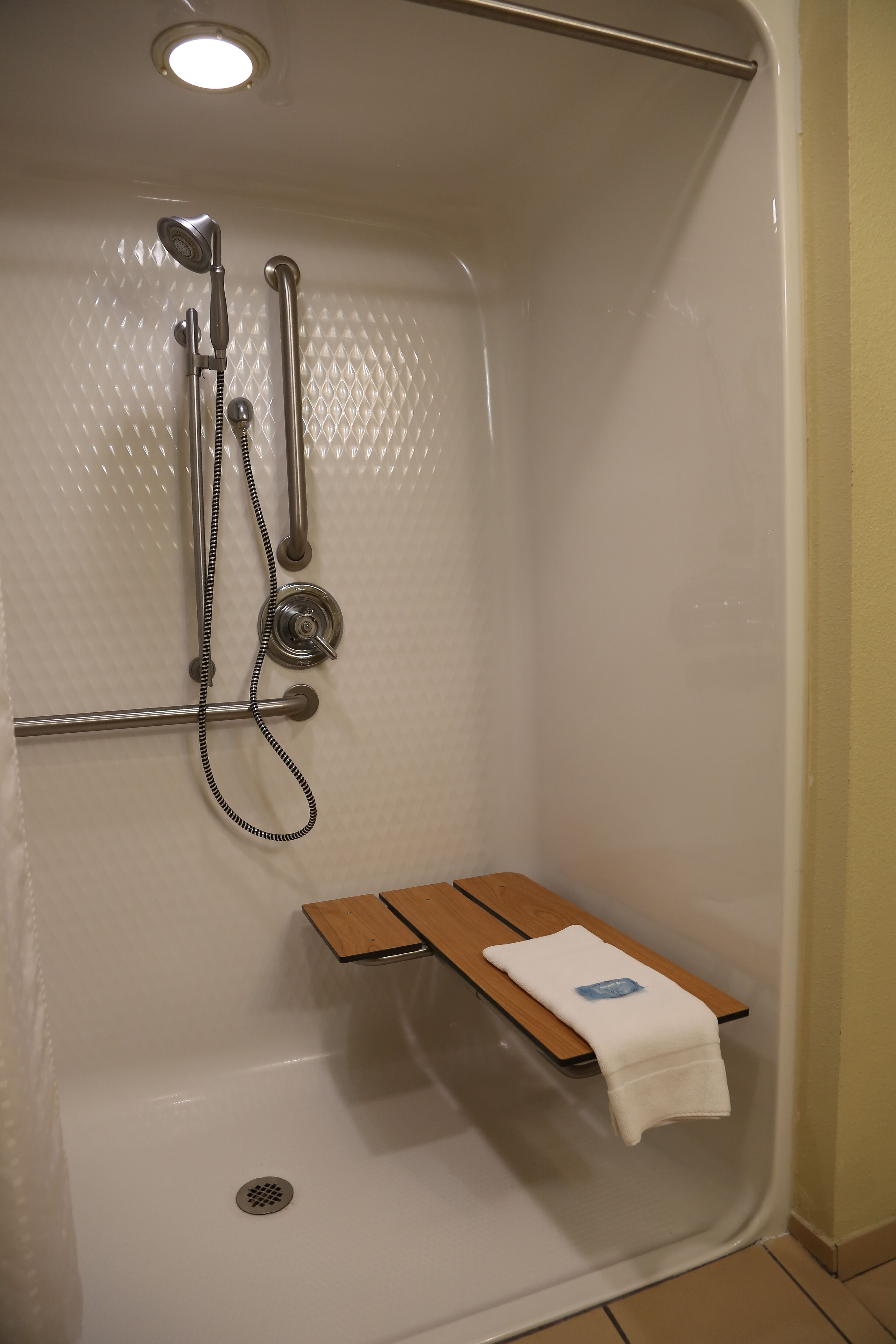 Holiday Inn Express Hotel And Suites Cleveland 30/35