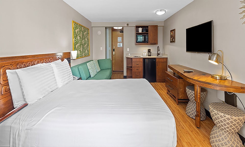 Castle Bamboo Waikiki 18/73
