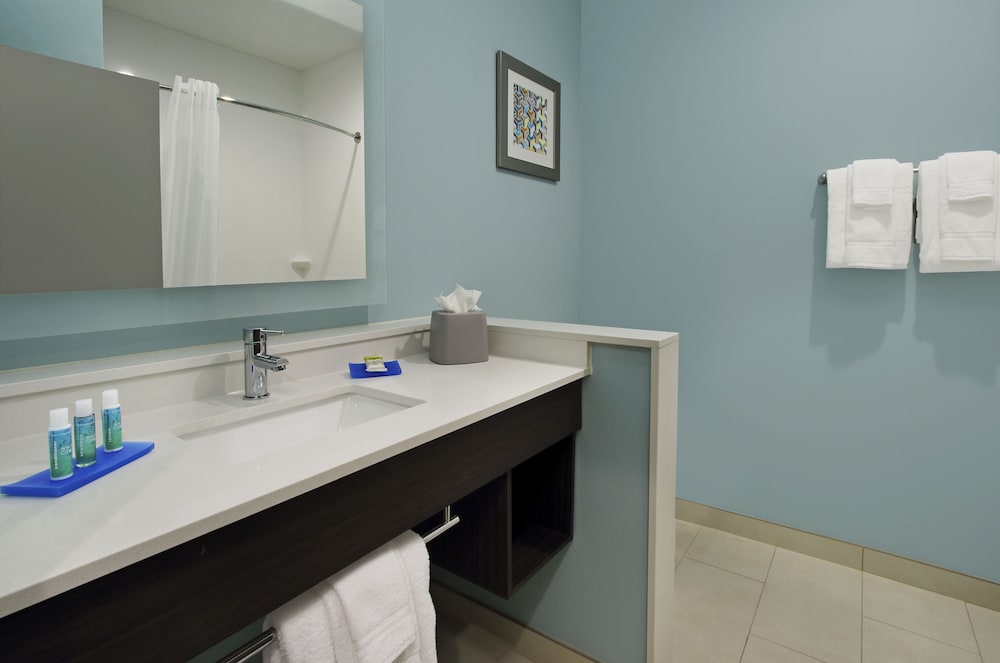 Holiday Inn Express & Suites Lake Charles South Casino Area 51/55